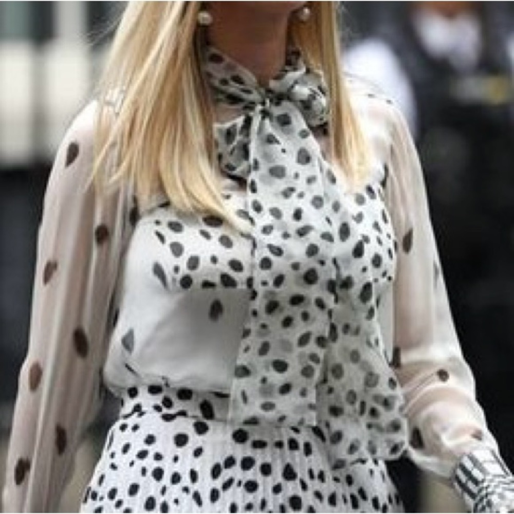 Burberry 100% Silk Blouse US 2
Classy & Sophisticated